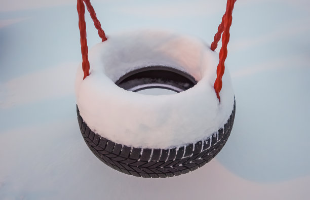 在孩子们的操场上荡秋千图片下载