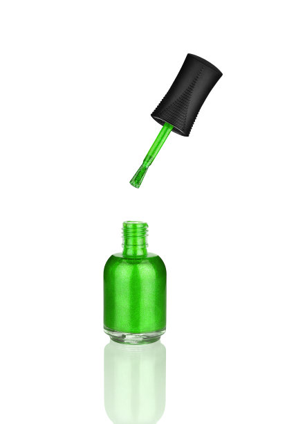 绿色指甲油玻璃瓶，刷子，镜子反射在白色背景孤立特写，绿色打开清漆包装，阴影，漆盒，闪光珐琅，闪光凝胶，美容化妆品配件图片下载