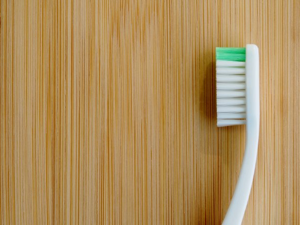 牙刷放在木板上图片下载