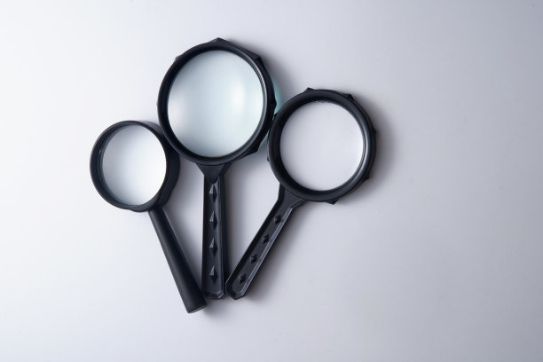 白色背景上的一组放大镜图片下载