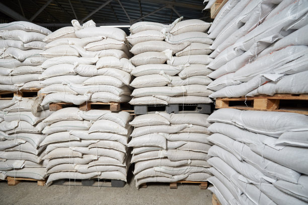 许多装满谷物的白色袋子躺在仓库的托盘上图片下载