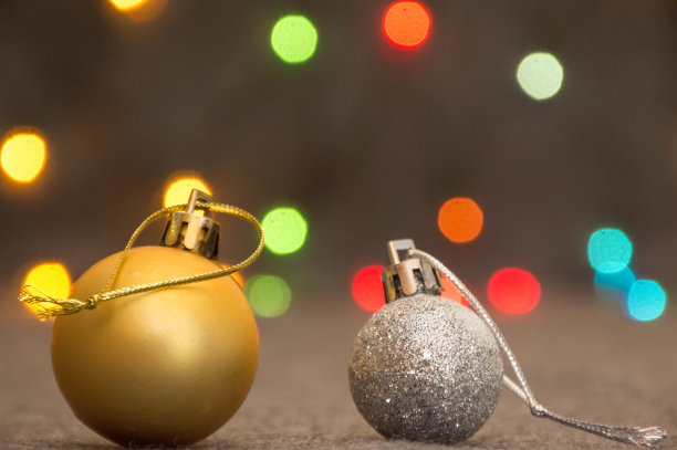 花环背景上的圣诞装饰小玩意图片下载