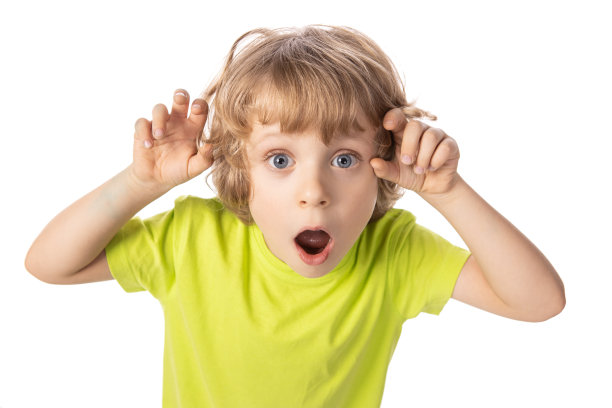 4岁快乐的男孩图片下载