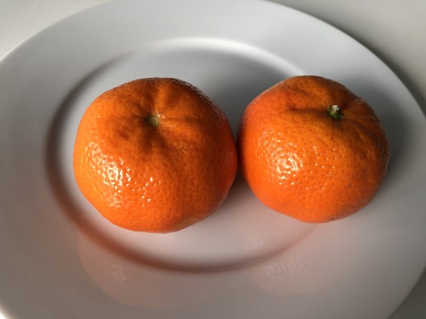 白色盘子上的橘子图片下载