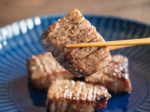 日本牛肉的特写。烤厚片牛排。图片下载