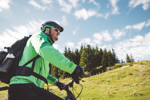 穿绿色夹克的山地摩托车手图片下载