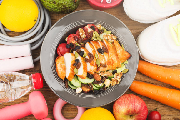 健身和积极健康的生活方式的概念。一盘鸡胸沙拉图片下载