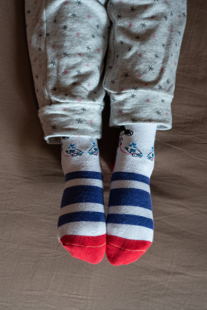 可爱的小女孩的脚特写图片下载