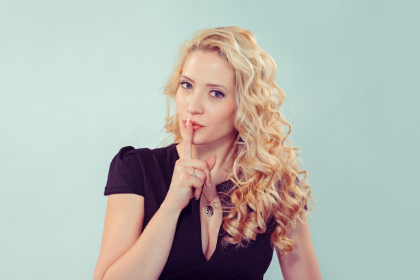 美丽严厉的女人把手指放在嘴唇上图片下载