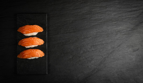 切片生鲑鱼片上的黑色背景模型顶视图图片下载