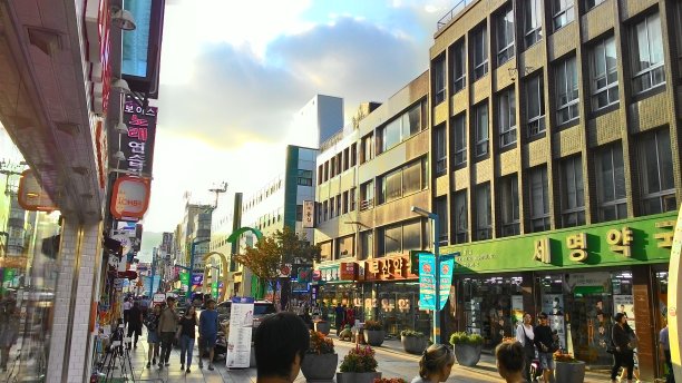 Gukje市场是一条繁忙的旅游购物街图片下载