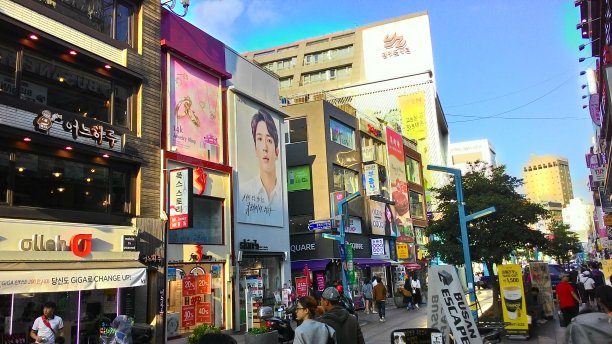 Gukje市场是一条繁忙的旅游购物街图片下载