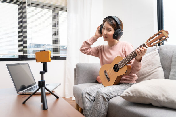 通过网络直播弹吉他图片下载