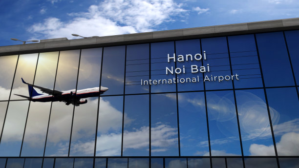 飞机在越南河内机场降落图片下载