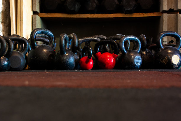 体育馆地板上的壶铃图片下载