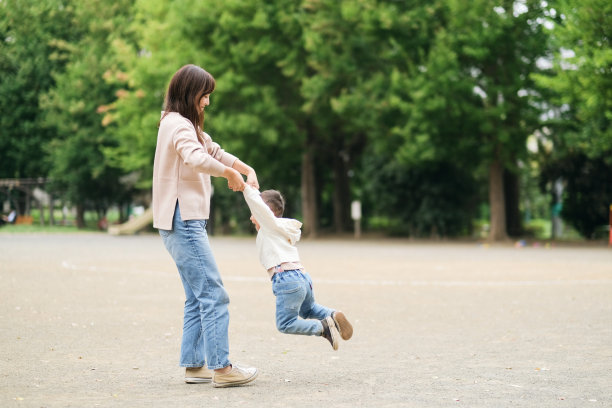 母亲手拉着手去接她的孩子图片下载