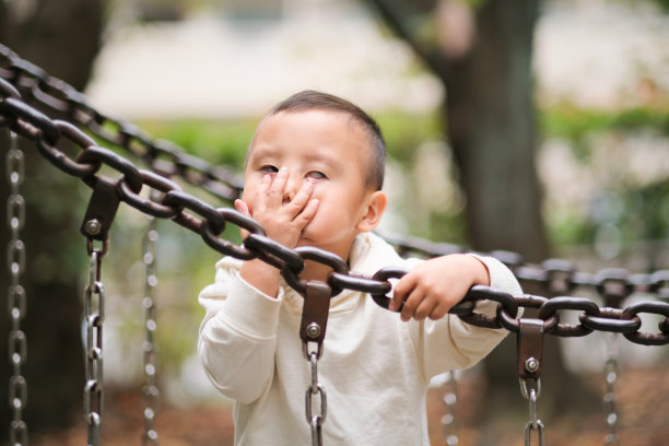 小孩做鬼脸的特写图片下载