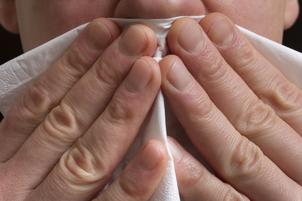 用手把纸巾放在鼻子上图片下载