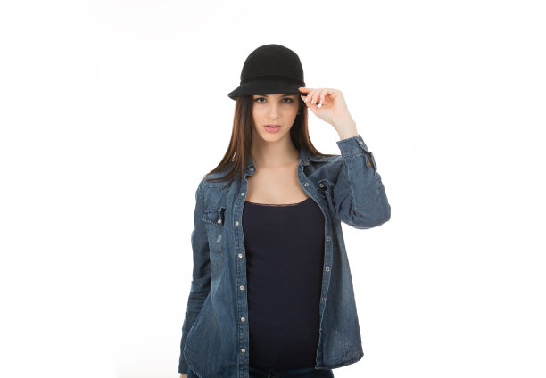 可爱的少女触摸她的黑帽子以示敬意图片下载