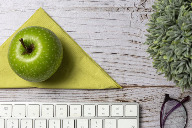 在工作场所的午餐桌上放一个健康的三明治图片下载