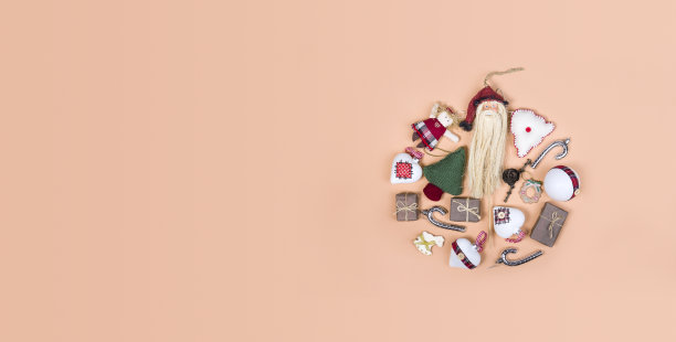 编织的圣诞树，新年装饰品，圣诞袜，雪花在轻的背景在极简风格。概念假日符号圣诞快乐与拷贝空间。图片下载