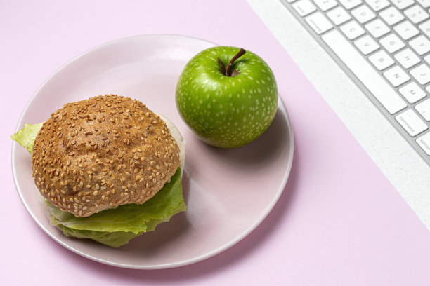 在工作场所的午餐桌上放一个健康的三明治图片下载