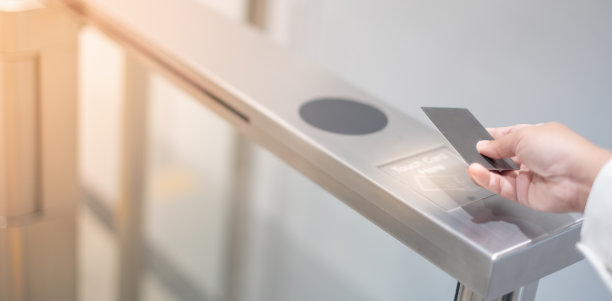 女性手无接触者在地铁里为公共交通买单图片下载