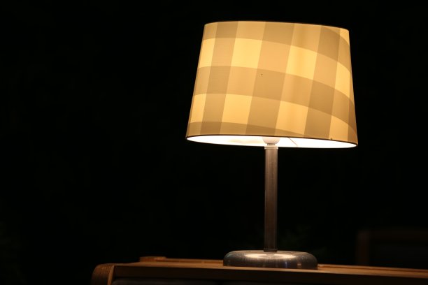黄色室内台灯图片下载