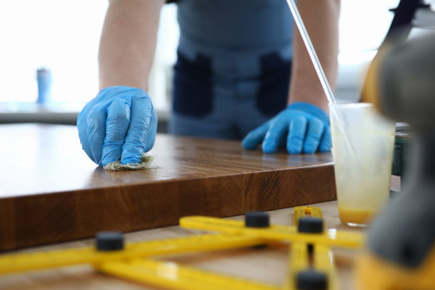 木匠在车间里打磨木头图片下载