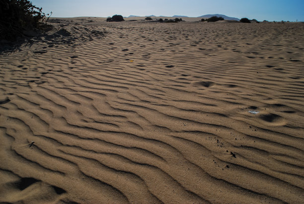 沙滩上的脚印，数码照片作为背景图片下载