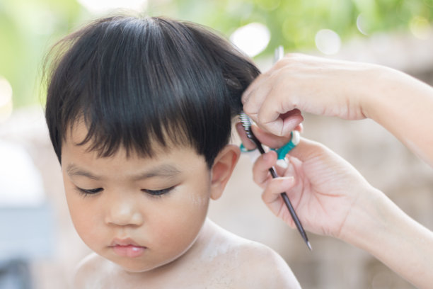 可爱亚洲小男孩在家理发图片下载