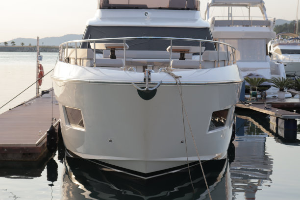 俄罗斯克拉斯诺达尔半岛索契港，船只和游艇停泊在码头，豪华游艇停泊在港口图片下载