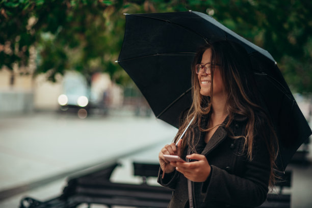 科技总是陪伴着她图片下载