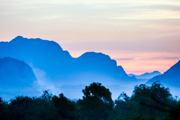 夕阳在山上，数码照片图片作为背景图片下载