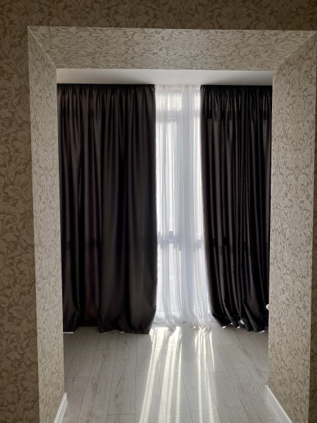 有墙纸和窗帘的过道室图片下载