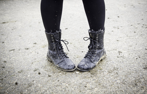 女人在泥里穿靴子图片下载