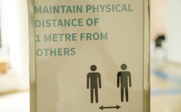 酒店里的社交距离指示牌图片下载