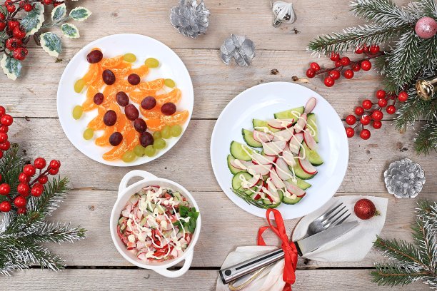 圣诞新年菜肴，排毒饮食理念，传统节日的橘子和蔬菜沙拉，食物设计理念，食谱的摆放，平铺，图片下载