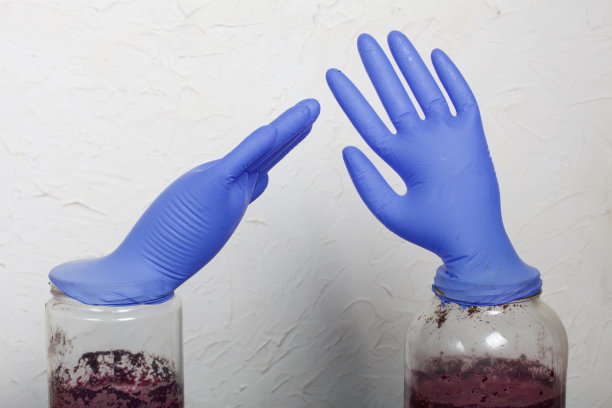 橡胶手套放在发酵葡萄汁罐头上。我们从发酵过程中释放的气体中喷出。家里自制的酒。图片下载