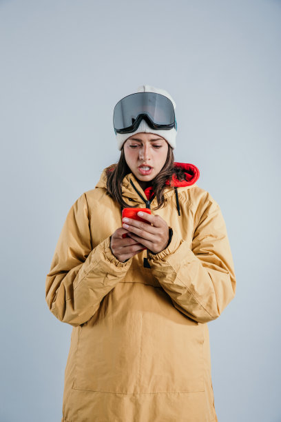 穿着冬季滑雪装备的年轻女子的照片图片下载