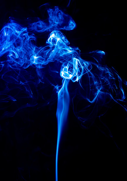 黑色背景下的蓝色抽象形状烟雾。抽象的背景图片下载