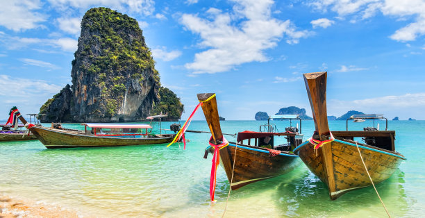 令人惊叹的美丽海滩和长尾船。地点:泰国甲米，雷莱海滩，安达曼海。艺术照片。美丽的世界。图片下载