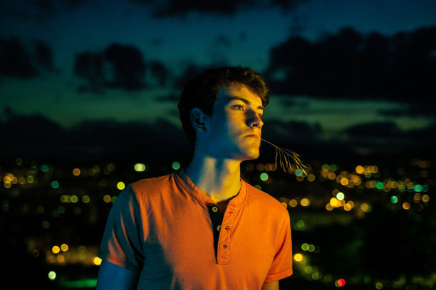 夜深人静的少年图片下载