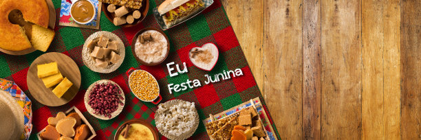 典型的巴西六月节派对甜点 - 葡萄牙语写着“我爱六月派对”。顶部视图，带复制空间图片下载