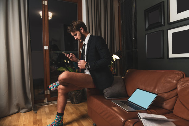 在大流行封锁期间在家工作的商人图片下载