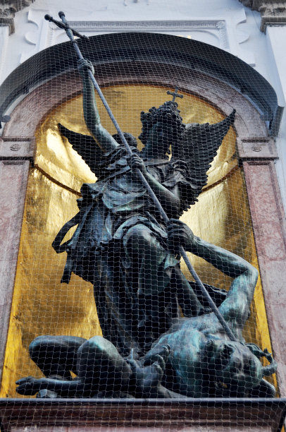 圣迈克尔教堂的天使雕像图片下载