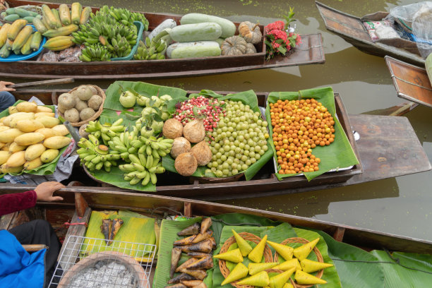Damnoen Saduak浮动市场或安帕瓦。泰国Ratchaburi区，当地人在运河上出售水果和传统食物。亚洲著名旅游景点。图片下载