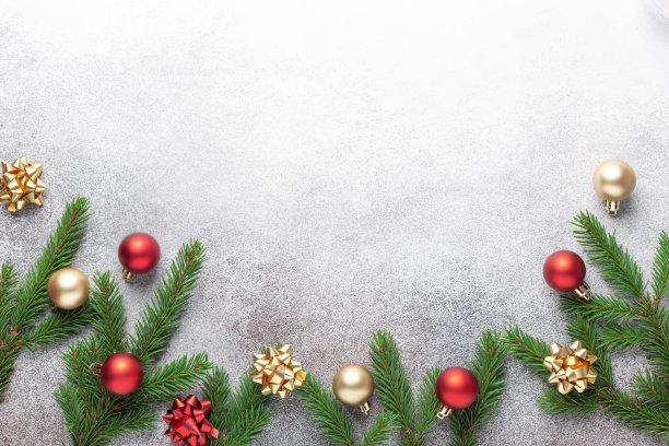 圣诞节的背景。冷杉树枝与红色和金色的圣诞球在白色的背景。前视图。本空间图片下载