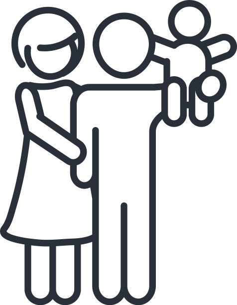 母亲和父亲的肩膀上有小儿子图片下载