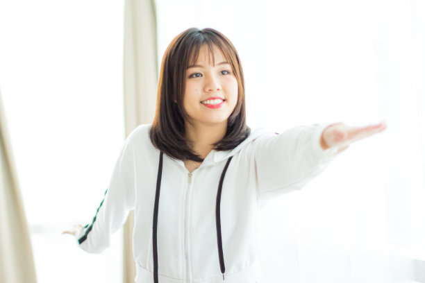 在家里做瑜伽的女人图片下载